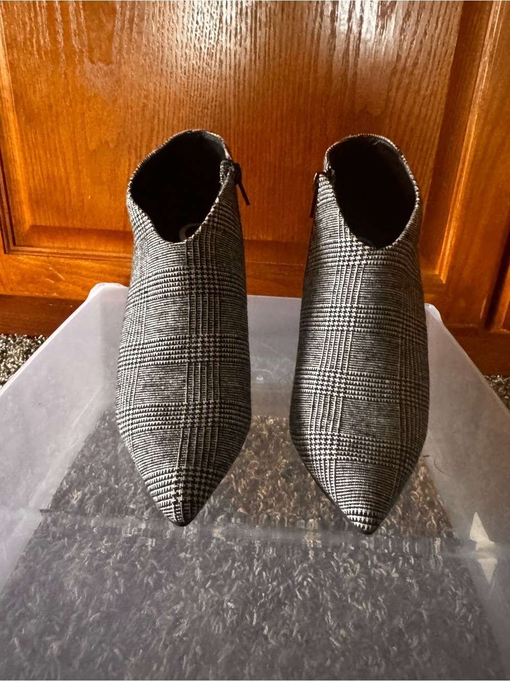 women’s black and white pointed shoes